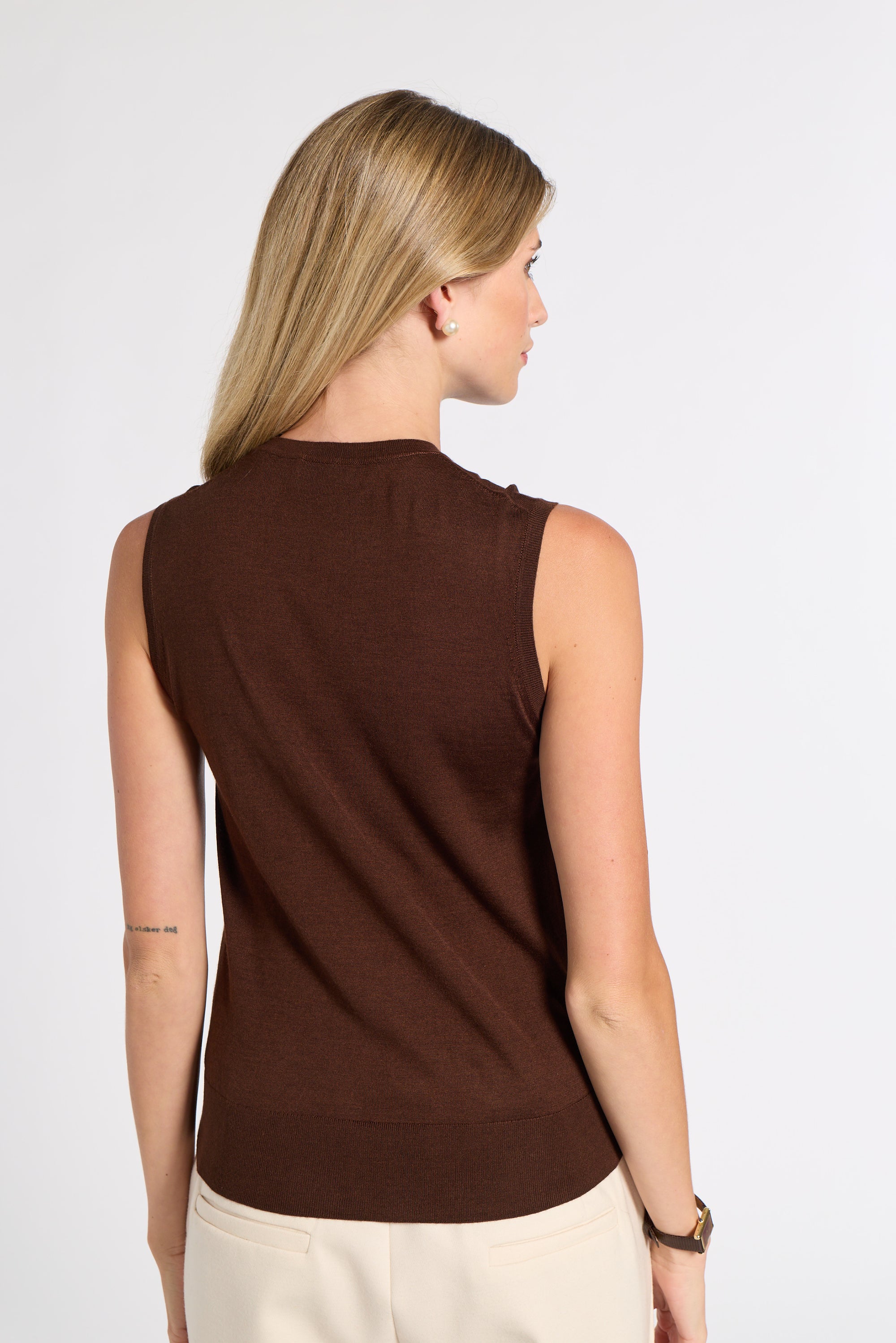 brown cashmere shell on a blonde woman