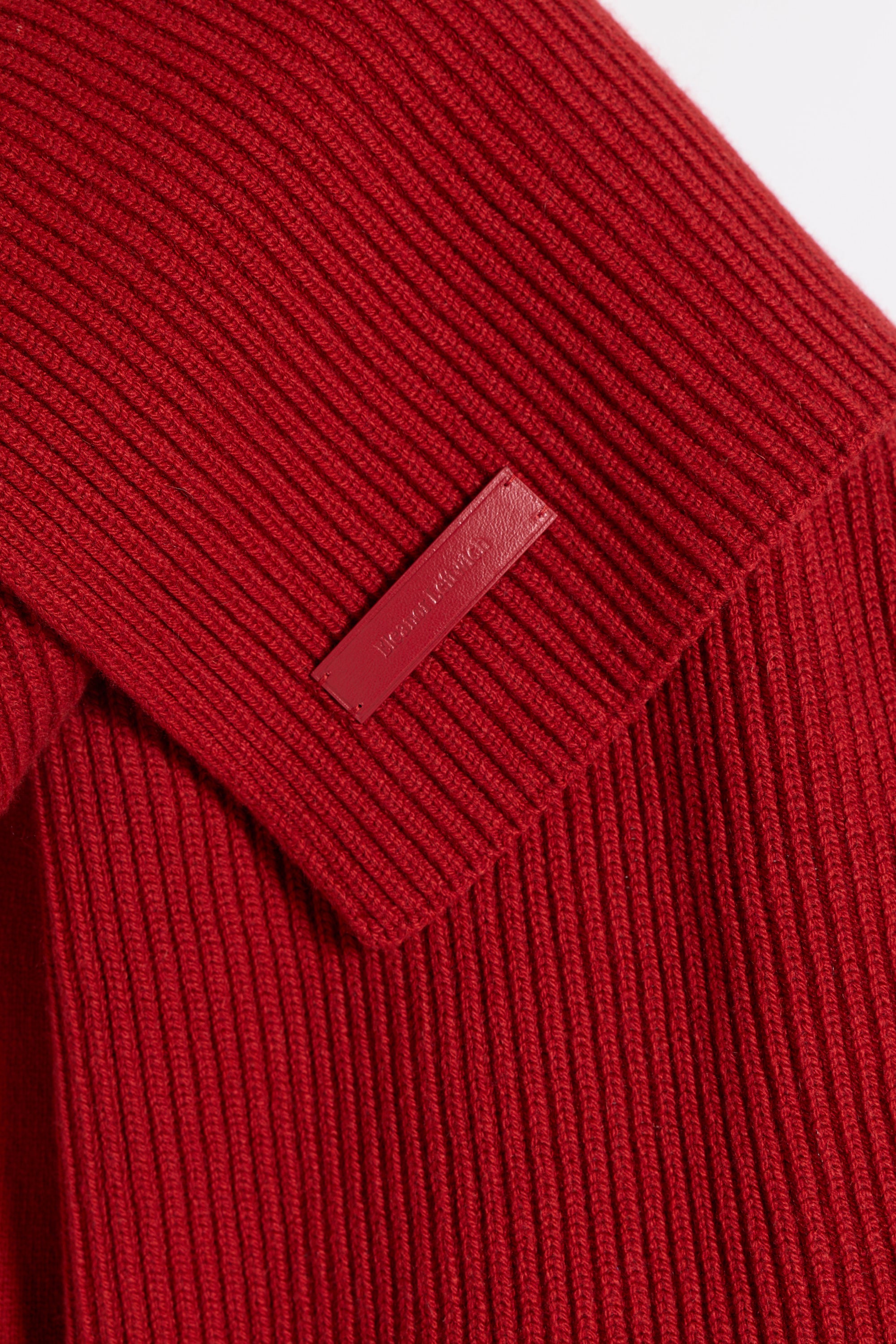 Ribbed red cashmere scarf detailing