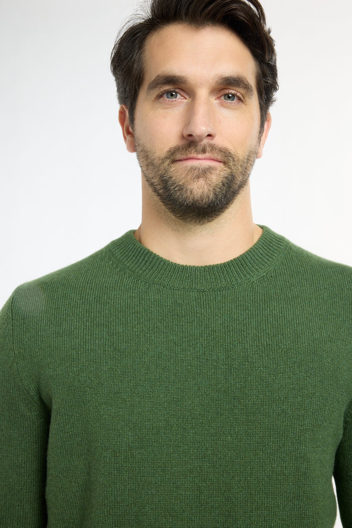 Men’s Classic Cashmere Crewneck in Forest Green, close-up detail