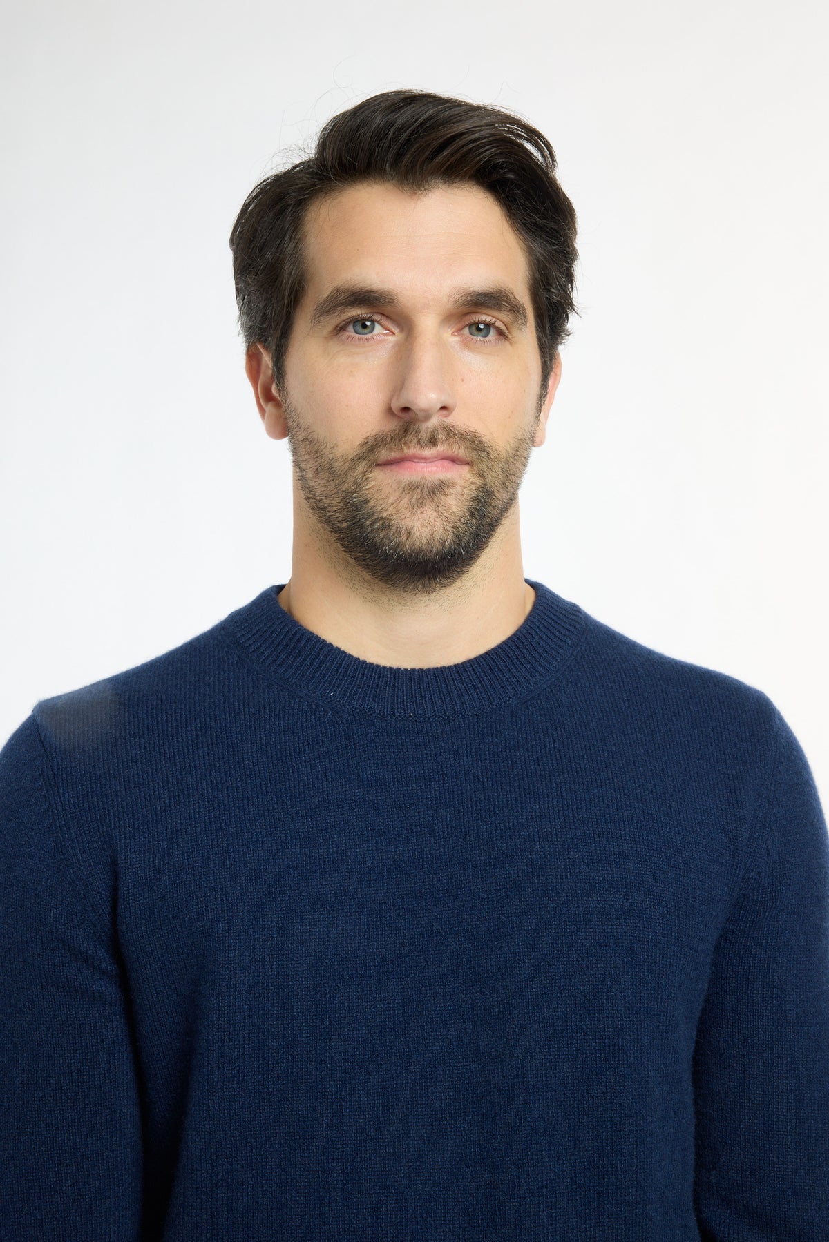Men’s Classic Cashmere Crewneck in Navy, close-up detail