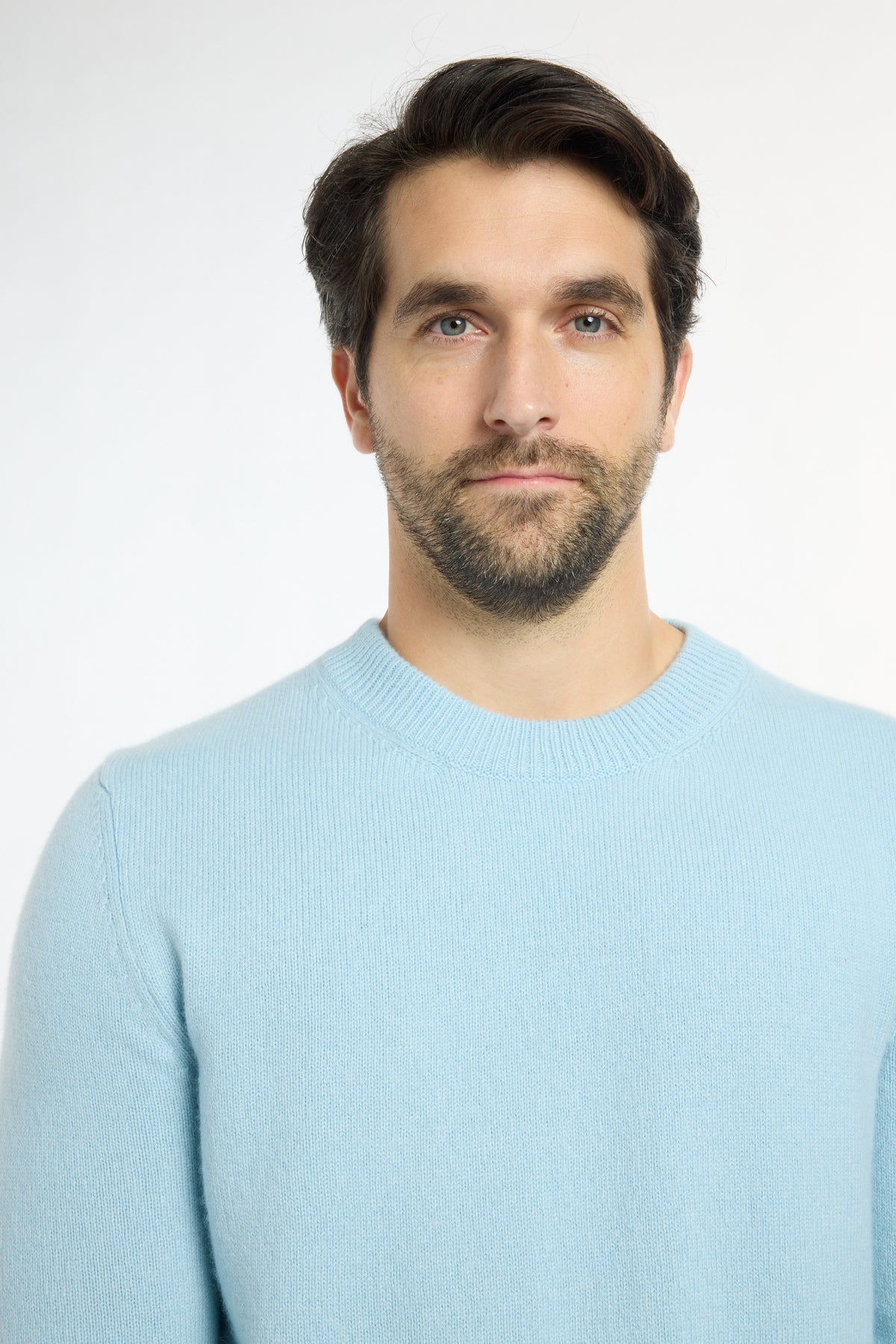 Men’s Classic Cashmere Crewneck in Sky Blue, close-up detail